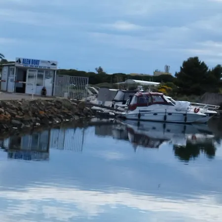 Bateau Lola Båthotell