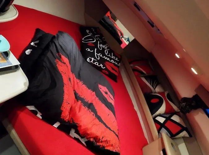 Bateau Lola Úszó hotel