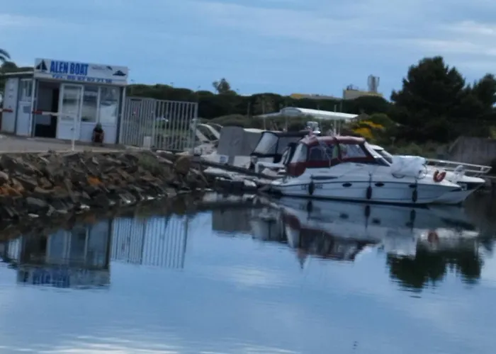 Bateau Lola Úszó hotel